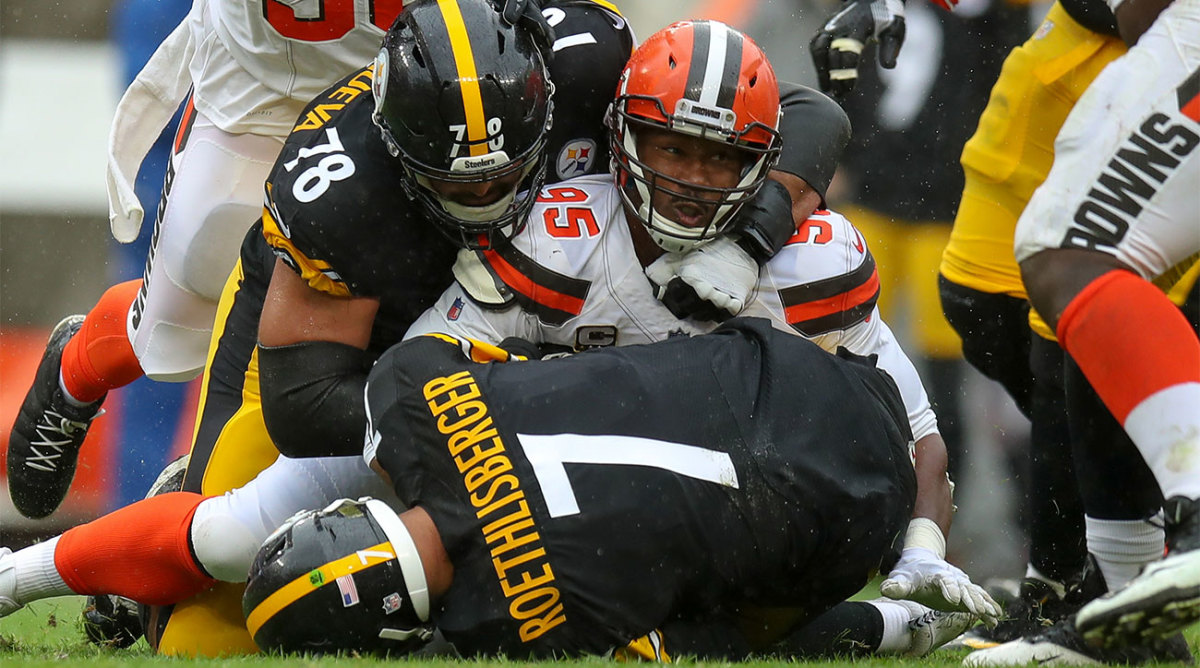 myles-garrett-ben-roethlisberger.jpg